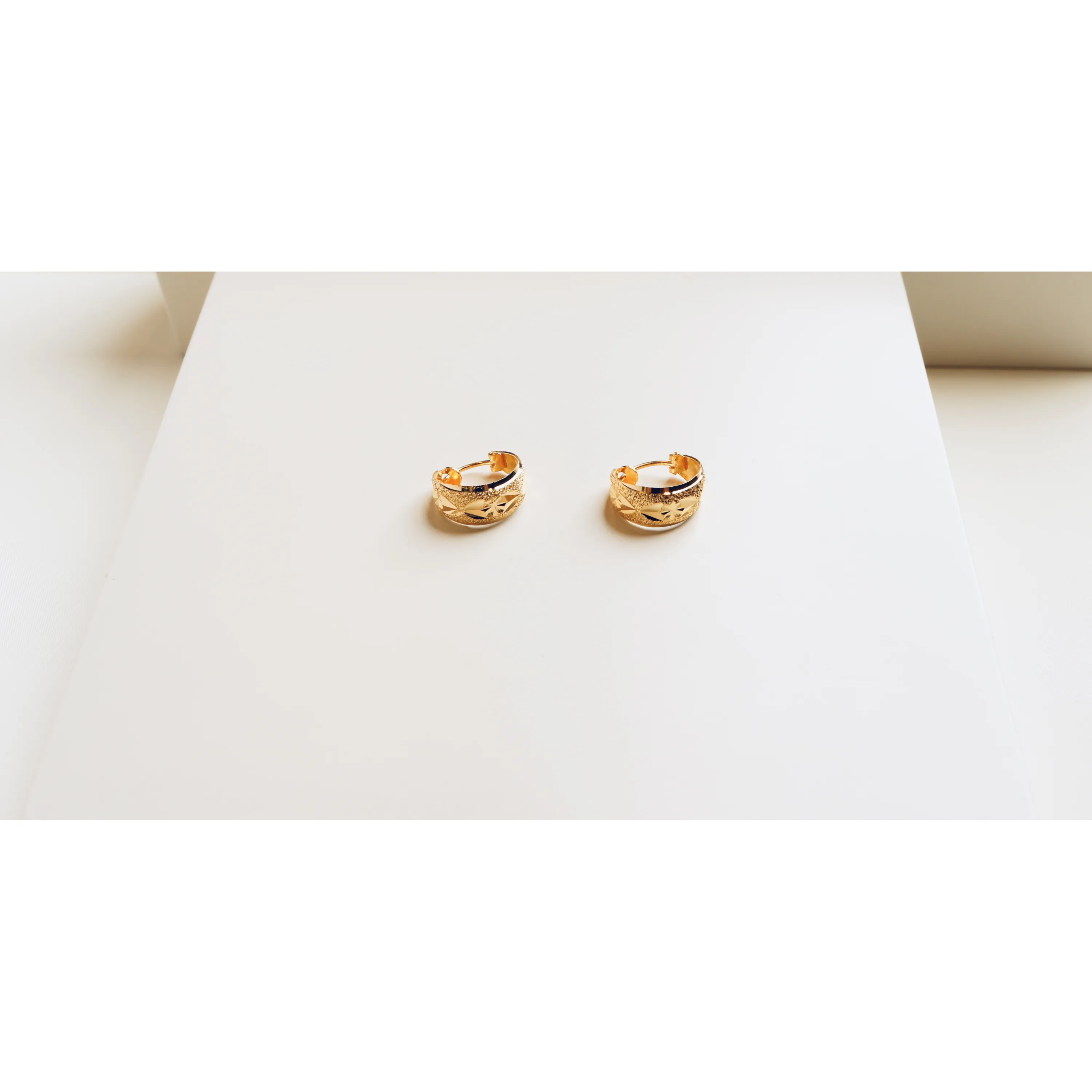 Children's round earrings, 21 karat gold, made in Singapore