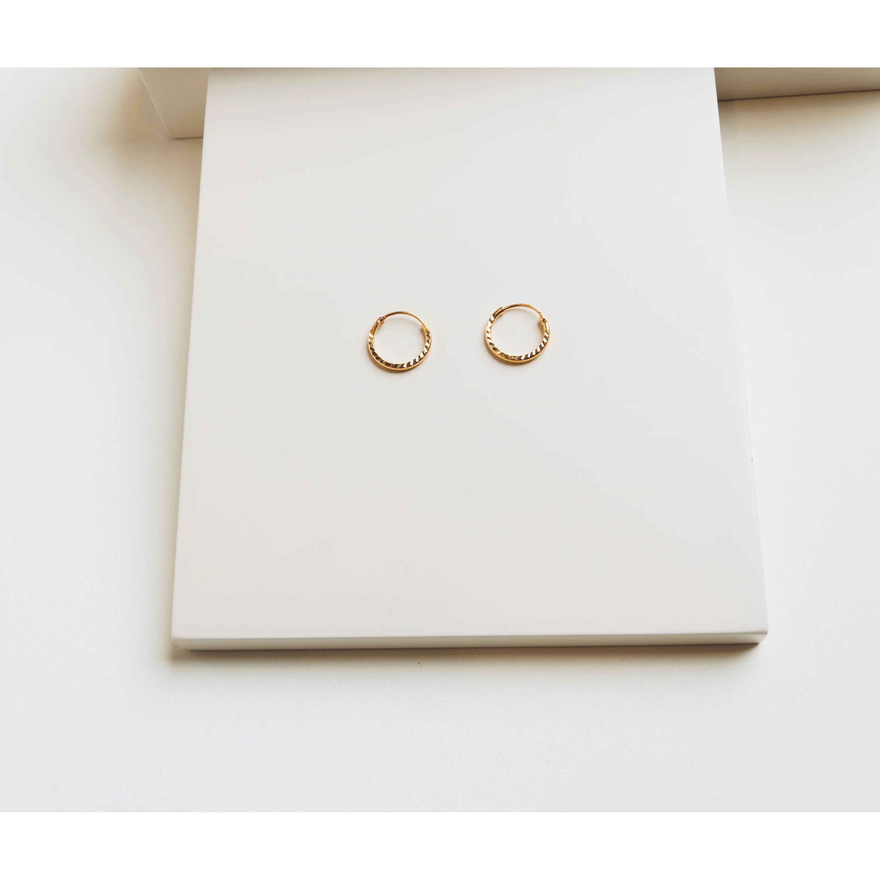 Children's round earrings, 21 karat gold, made in Singapore