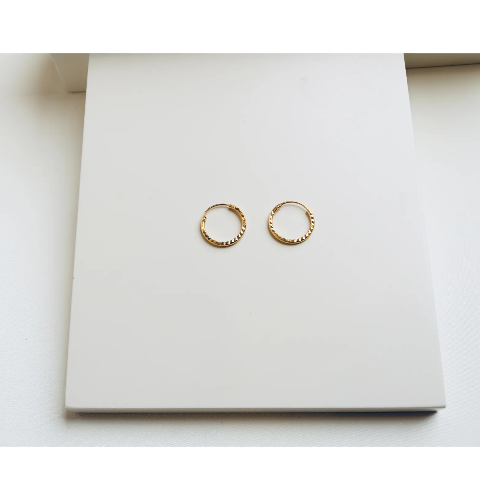 Children's round earrings, 21 karat gold, made in Singapore