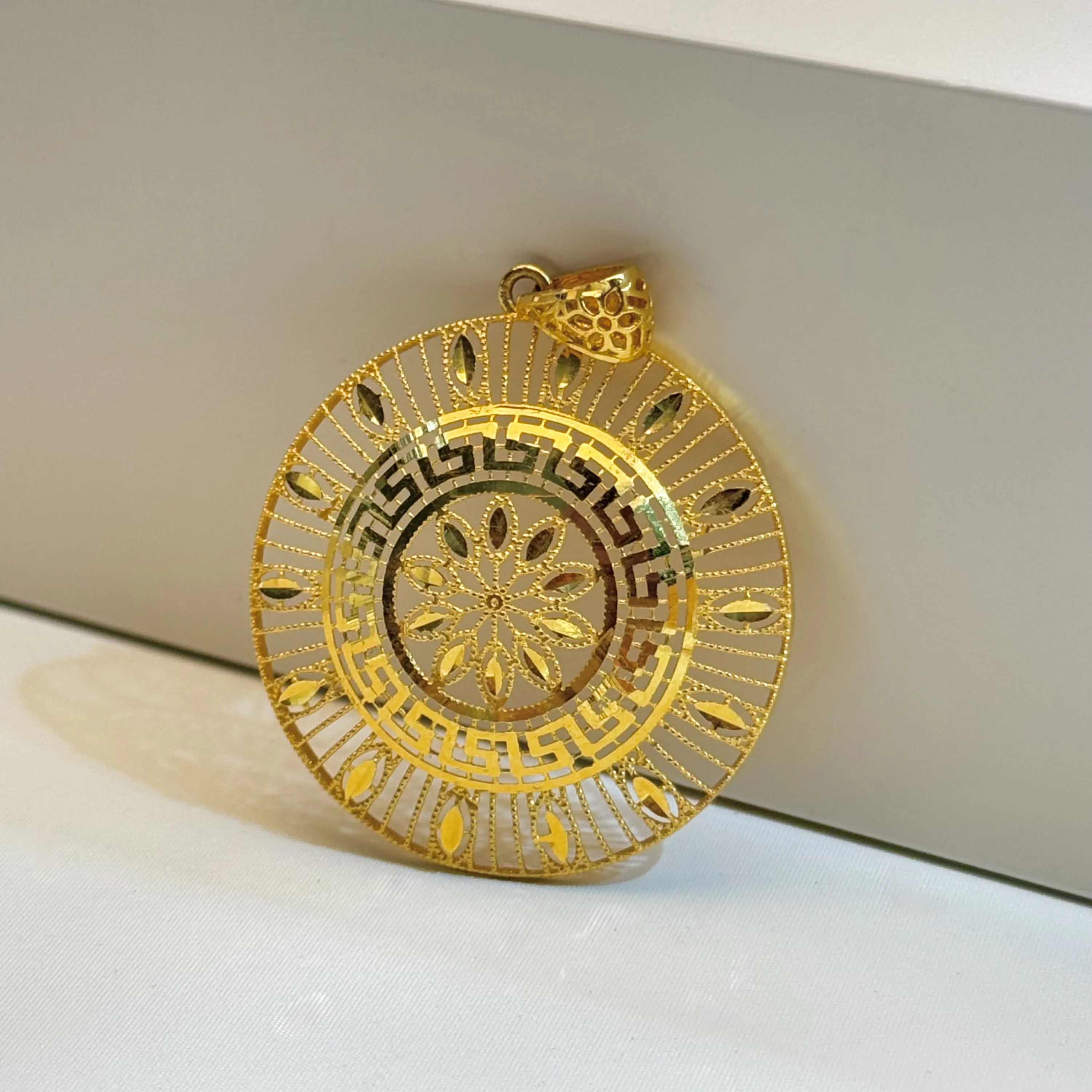 21-karat gold pendant heart, made in the UAE