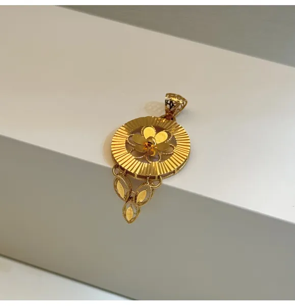 21-karat gold pendant heart, made in the UAE