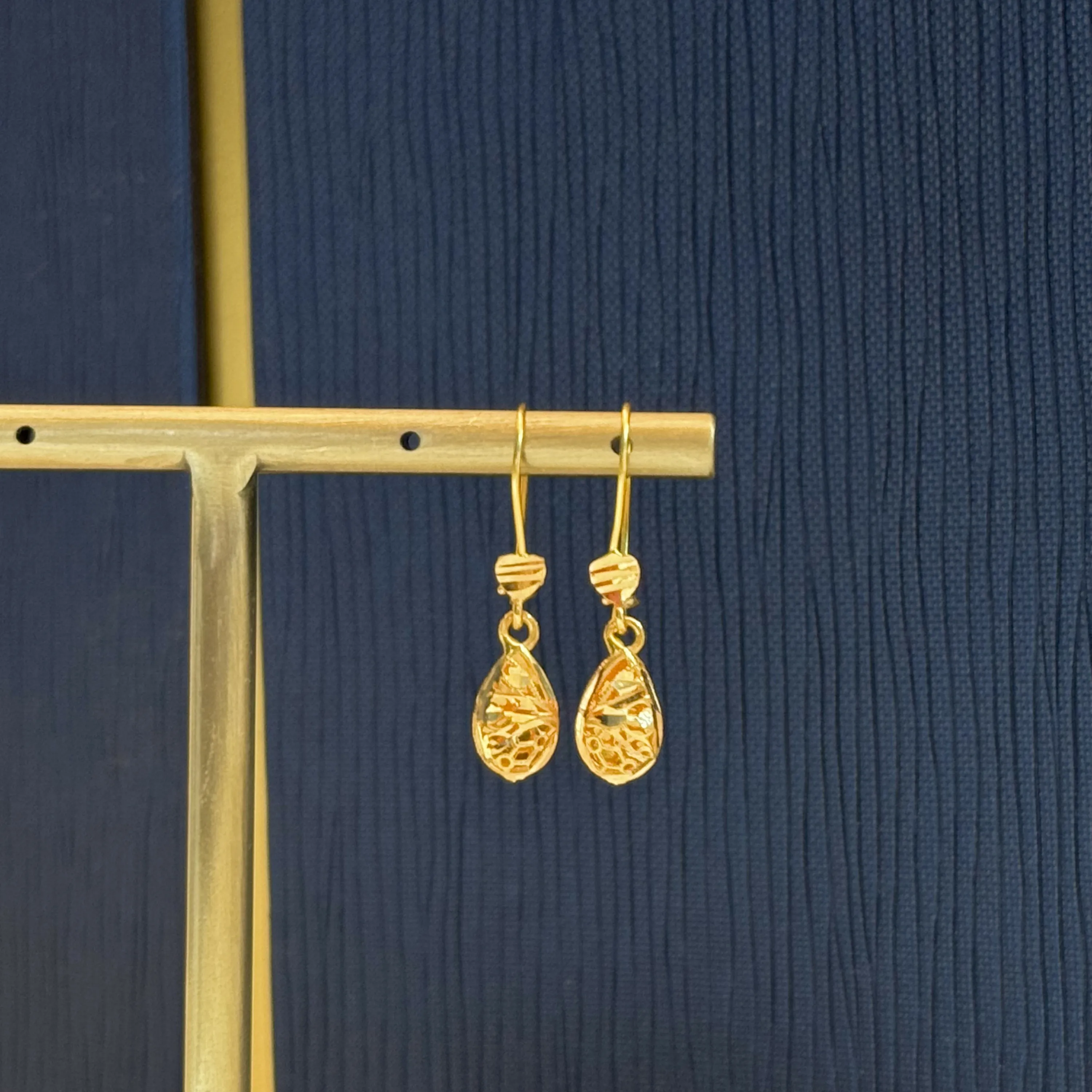 21-karat gold pendant earrings for children, made in the UAE