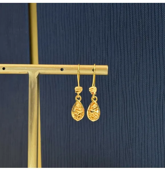 21-karat gold pendant earrings for children, made in the UAE
