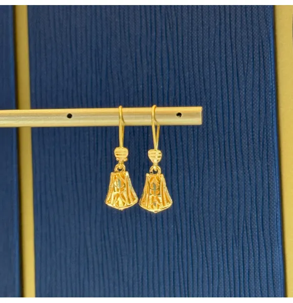 21-karat gold pendant earrings for children, made in the UAE
