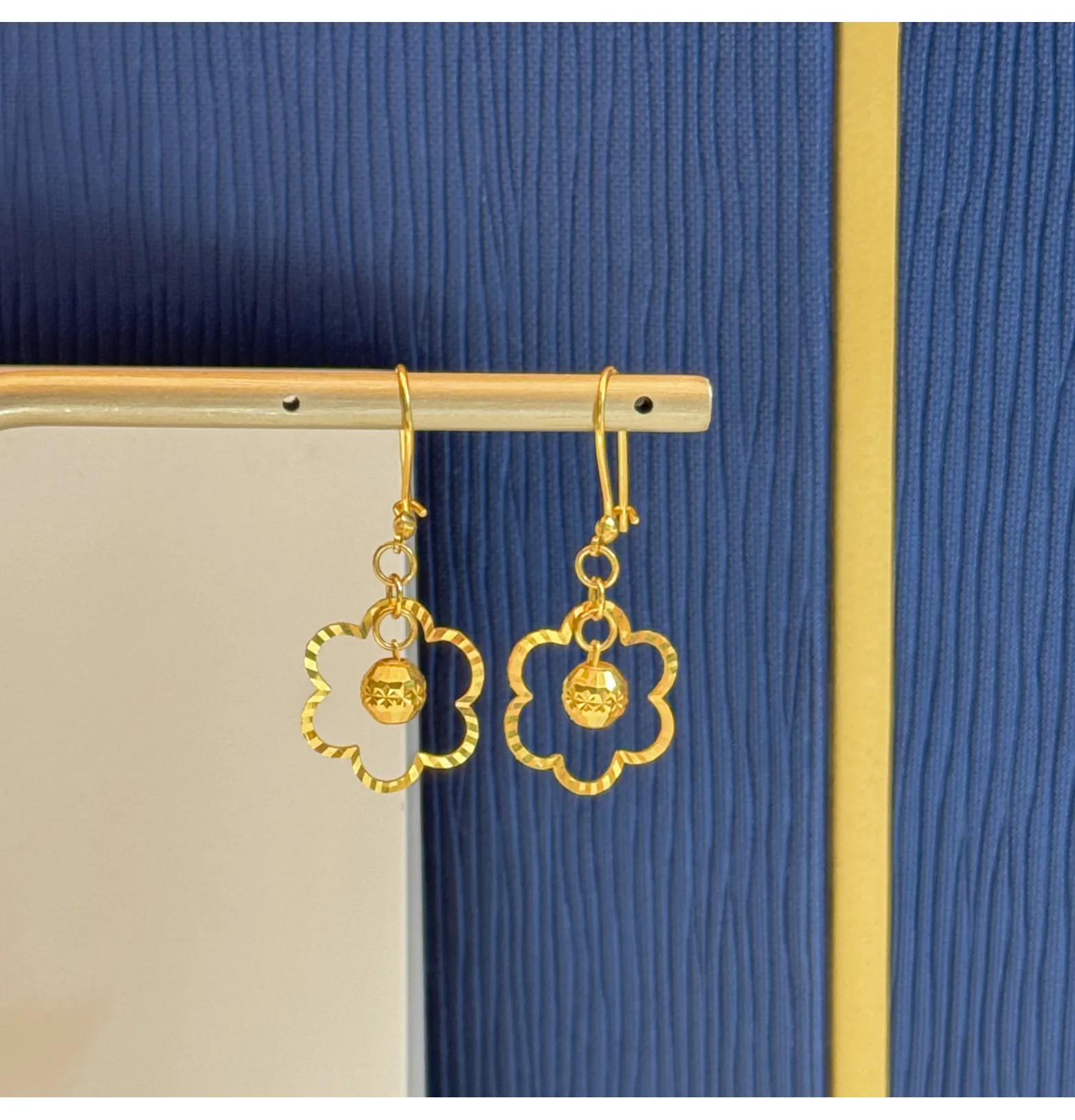 21-karat gold pendant earrings, made in the UAE