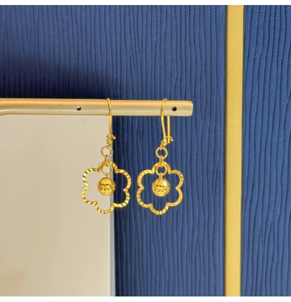 21-karat gold pendant earrings, made in the UAE