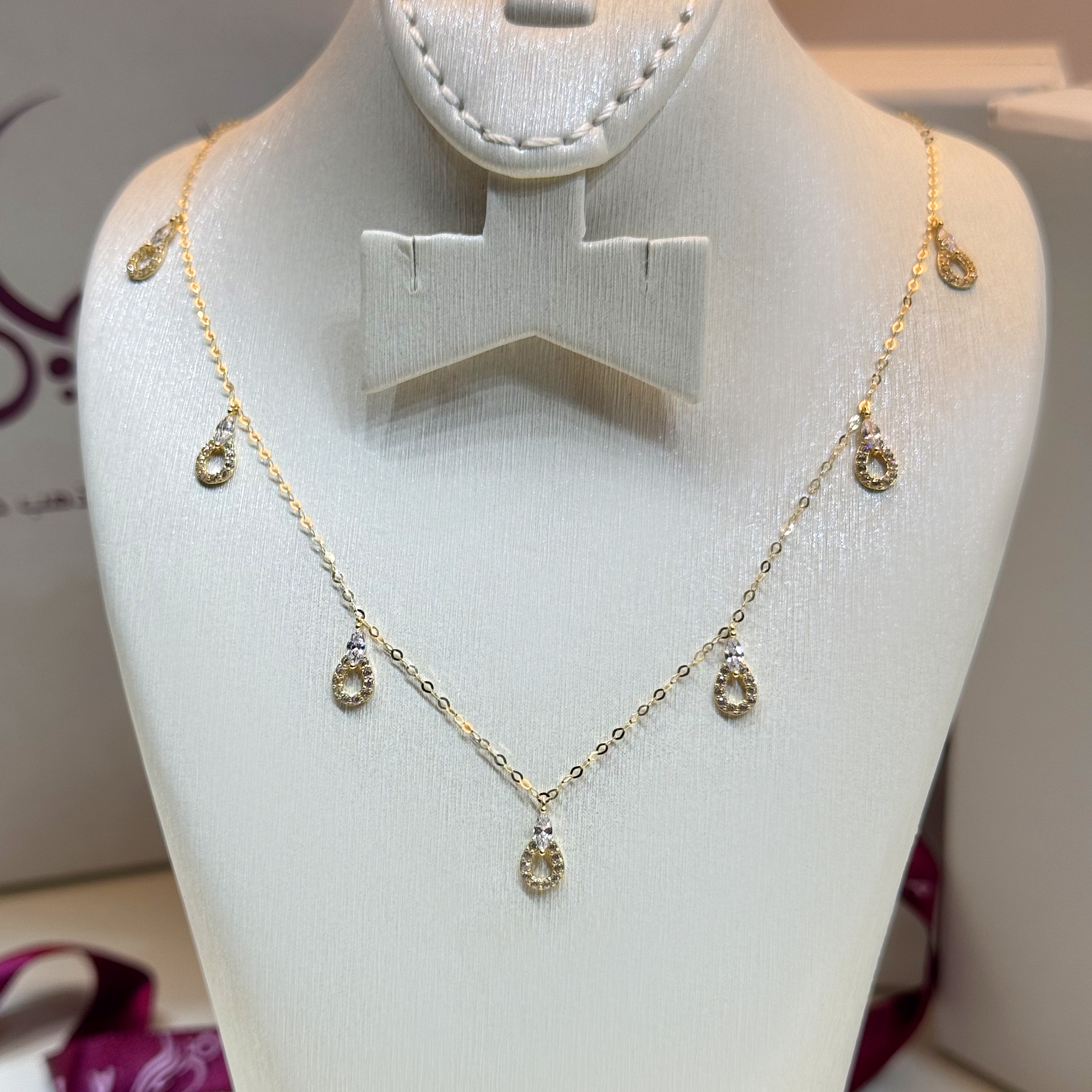 18 karat gold choker, made in Turkey - (H-1060) 18 karat gold choker, made in Turkey - (H-1060)