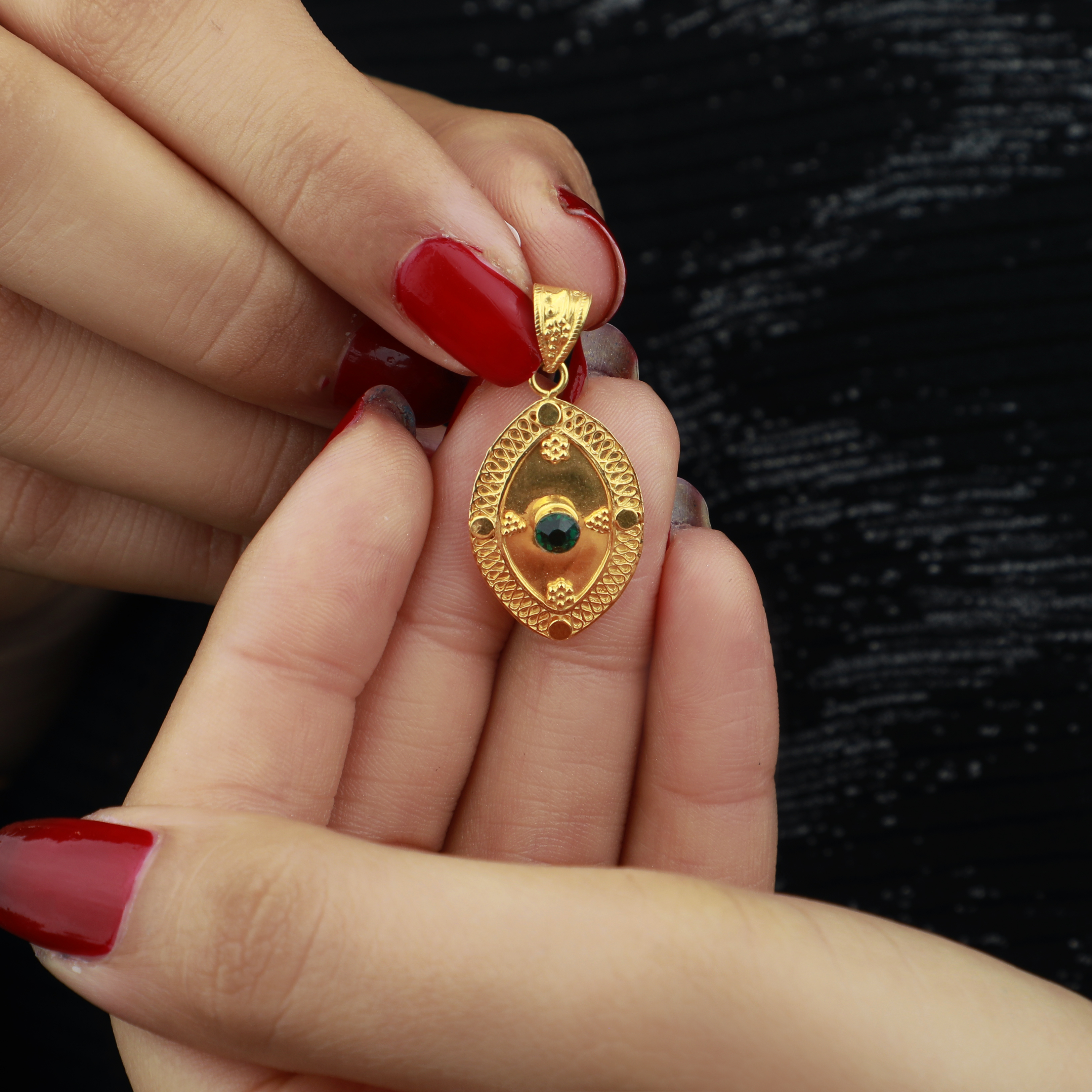 Heart-shaped pendant, 21-karat gold, Omani made - (N-0191)