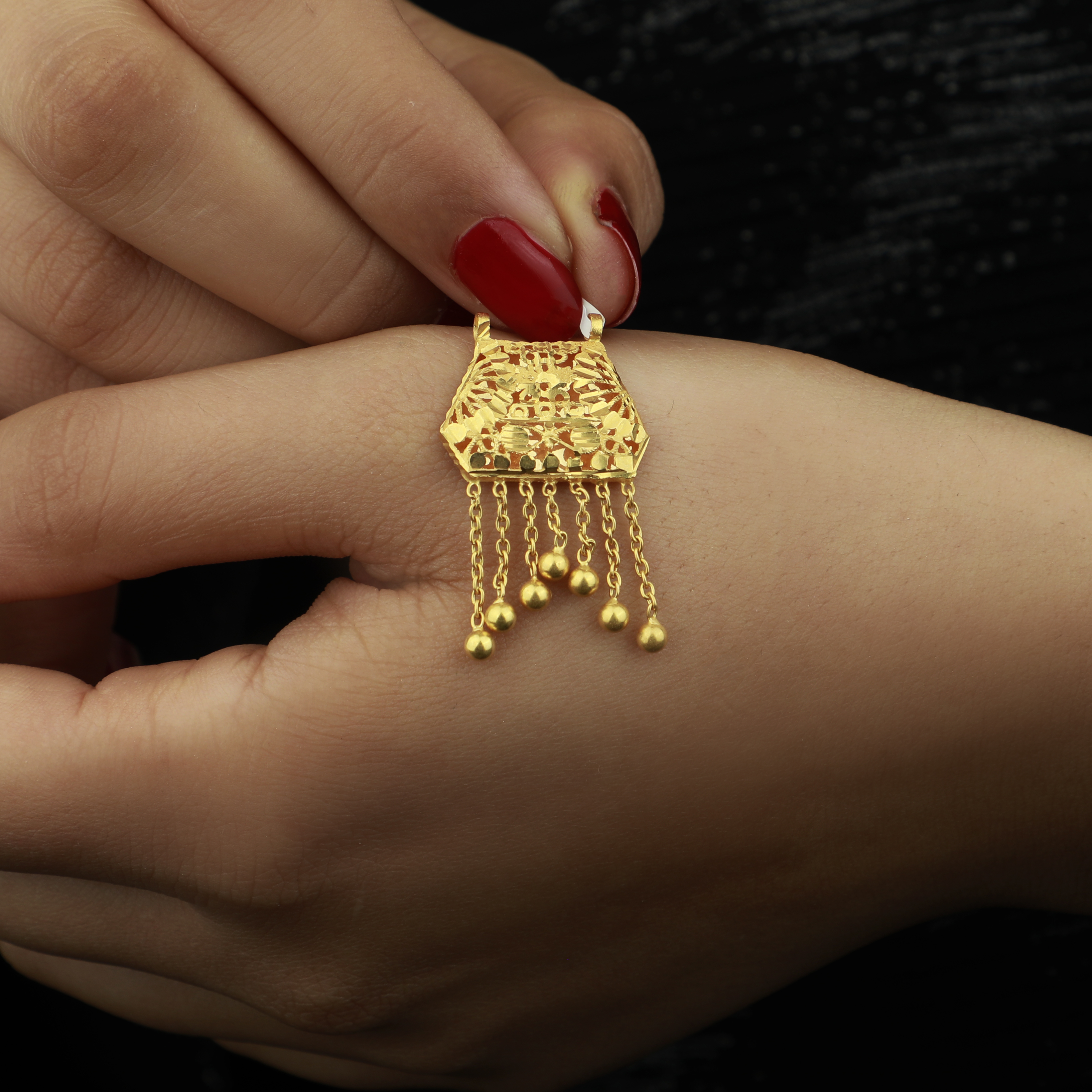 Heart-shaped pendant, 21-karat gold, Omani made - (N-0192)