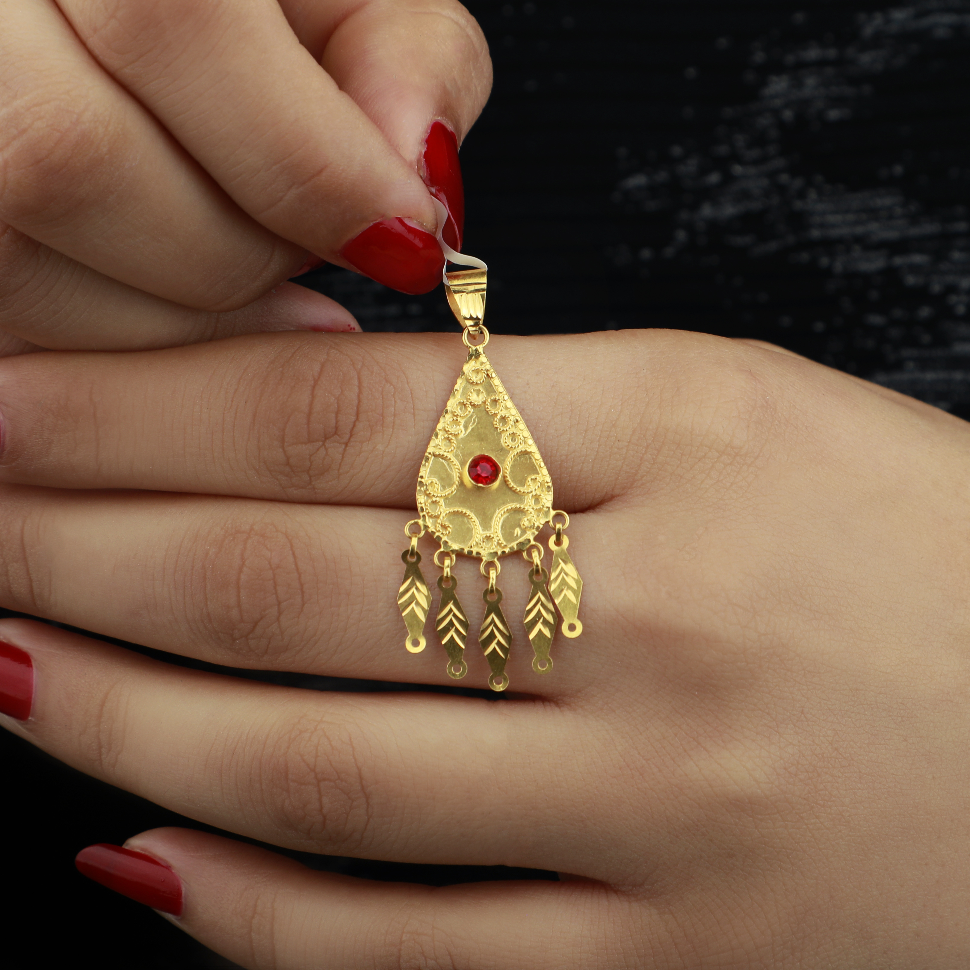 Heart-shaped pendant, 21-karat gold, Omani made - (N-0195)