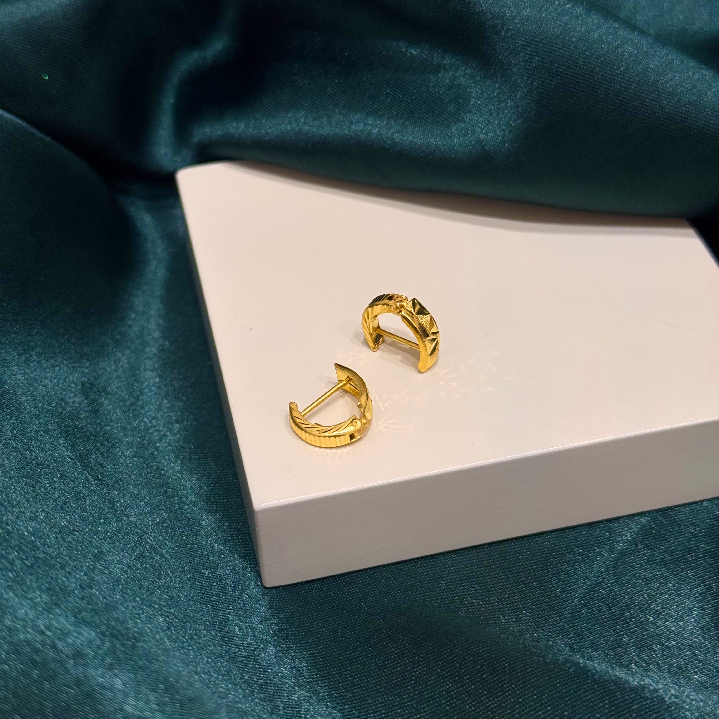 Crescent-shaped earrings for children, 21 karat gold, made in Singapore - (N-0259)