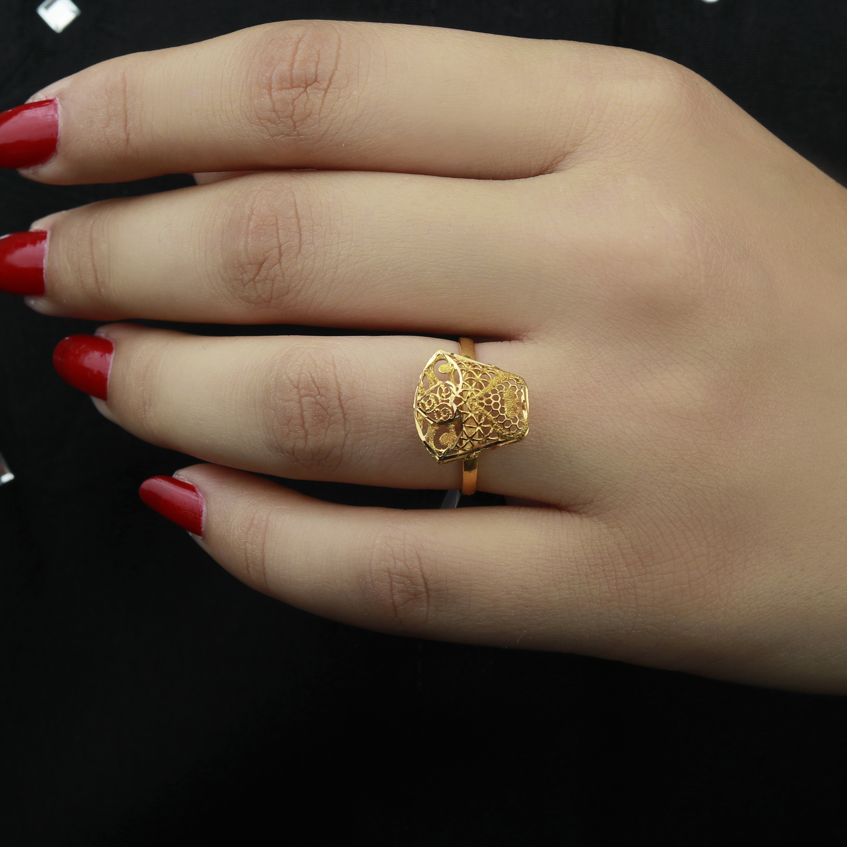 21-karat gold ring, made in Kuwait - (N-0133)
