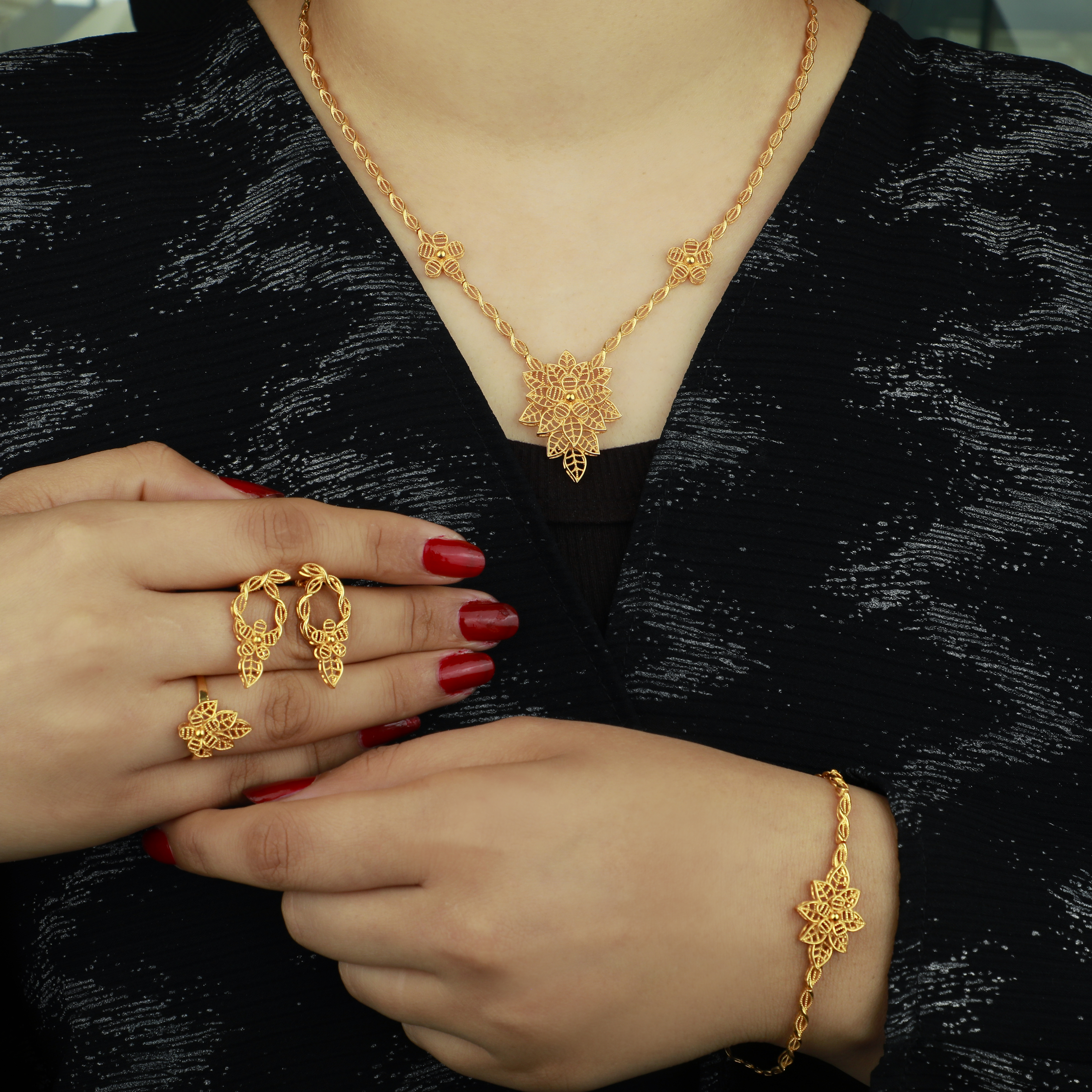 A complete set of 21-karat gold, made in Saudi Arabia. - (N-0068) A complete set of 21-karat gold, made in Saudi Arabia. - (N-0068)