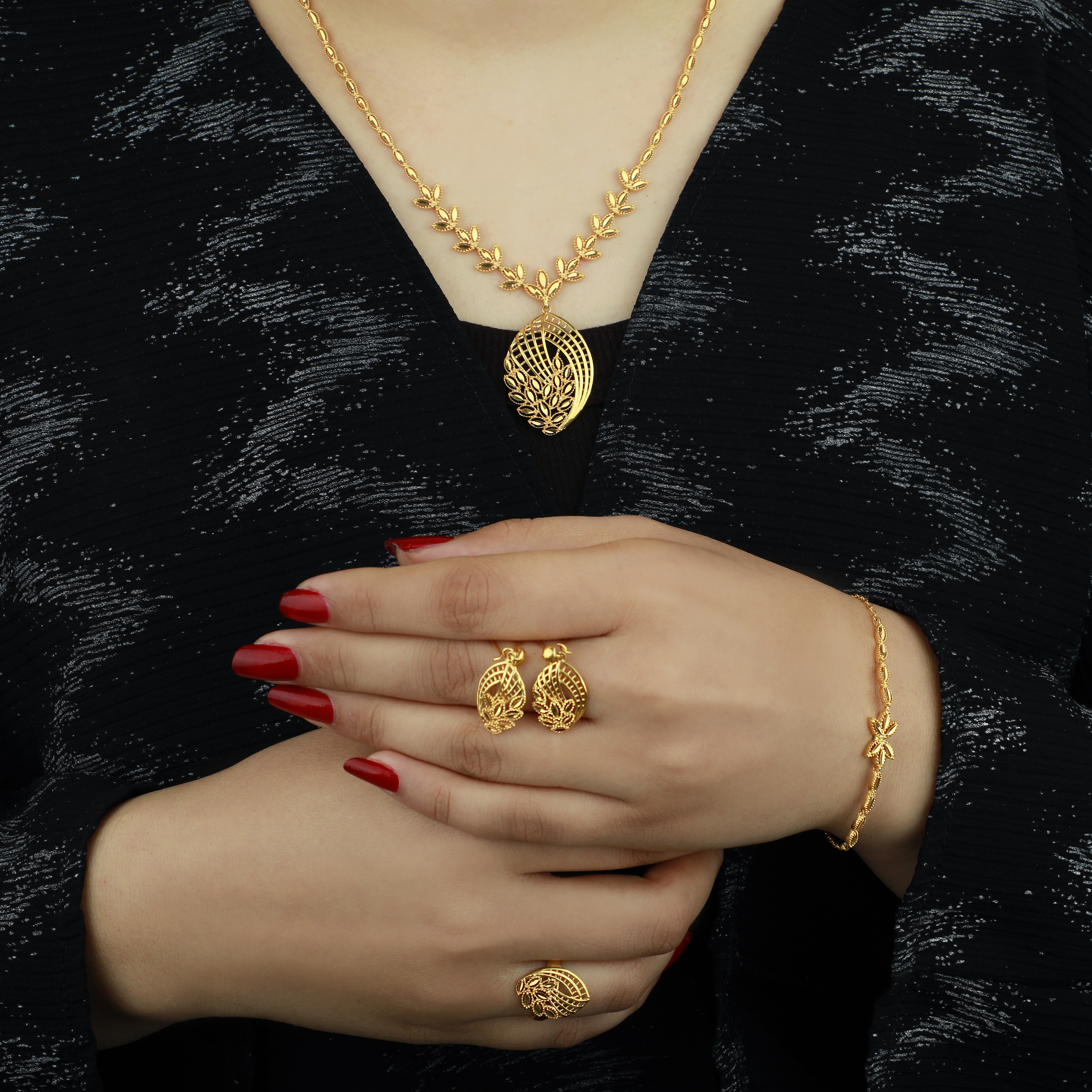 A complete set of 21-karat gold, made in Turkey. - (N-0069) A complete set of 21-karat gold, made in Turkey. - (N-0069)