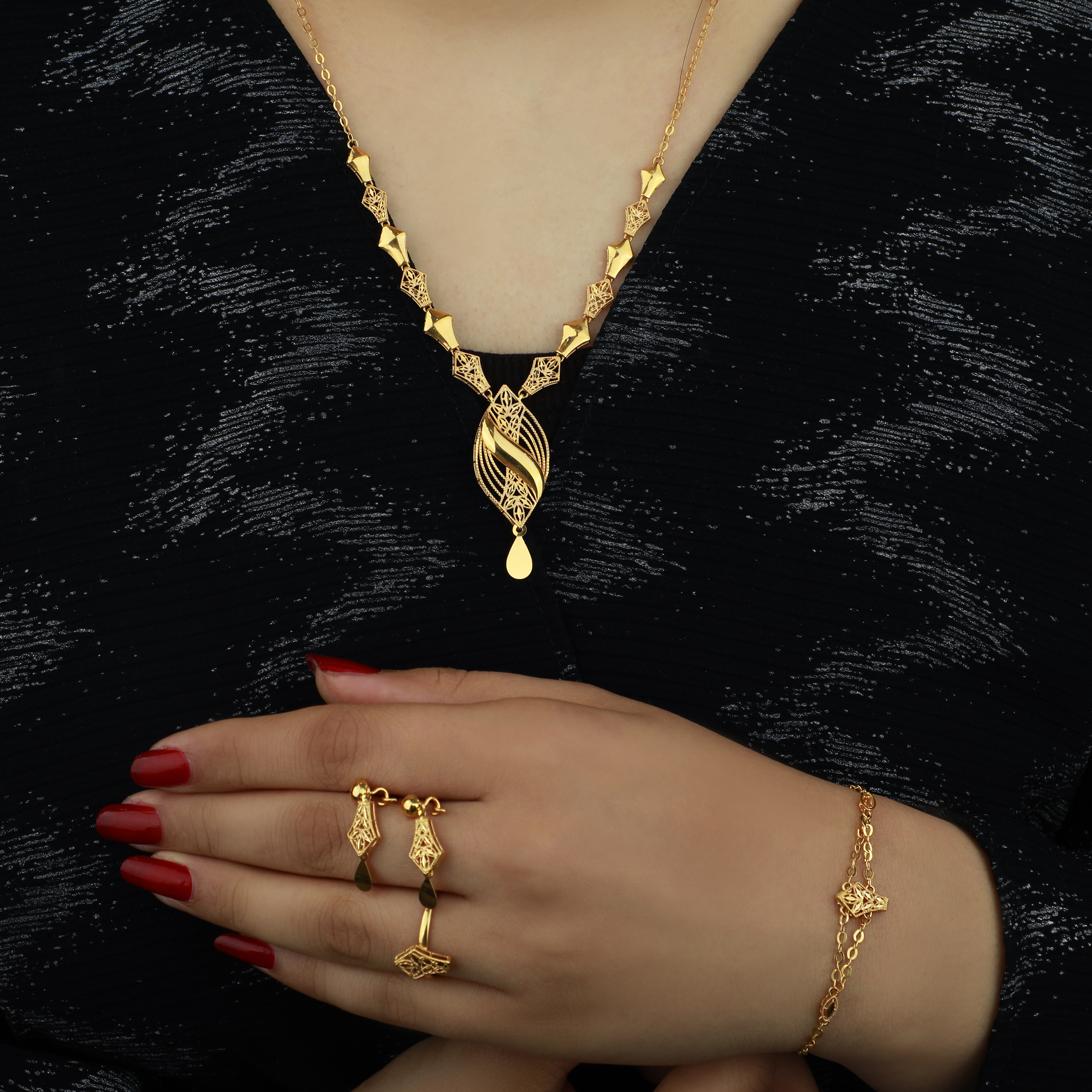 A complete set of 21-karat gold, made in Turkey. - (N-0070) A complete set of 21-karat gold, made in Turkey. - (N-0070)