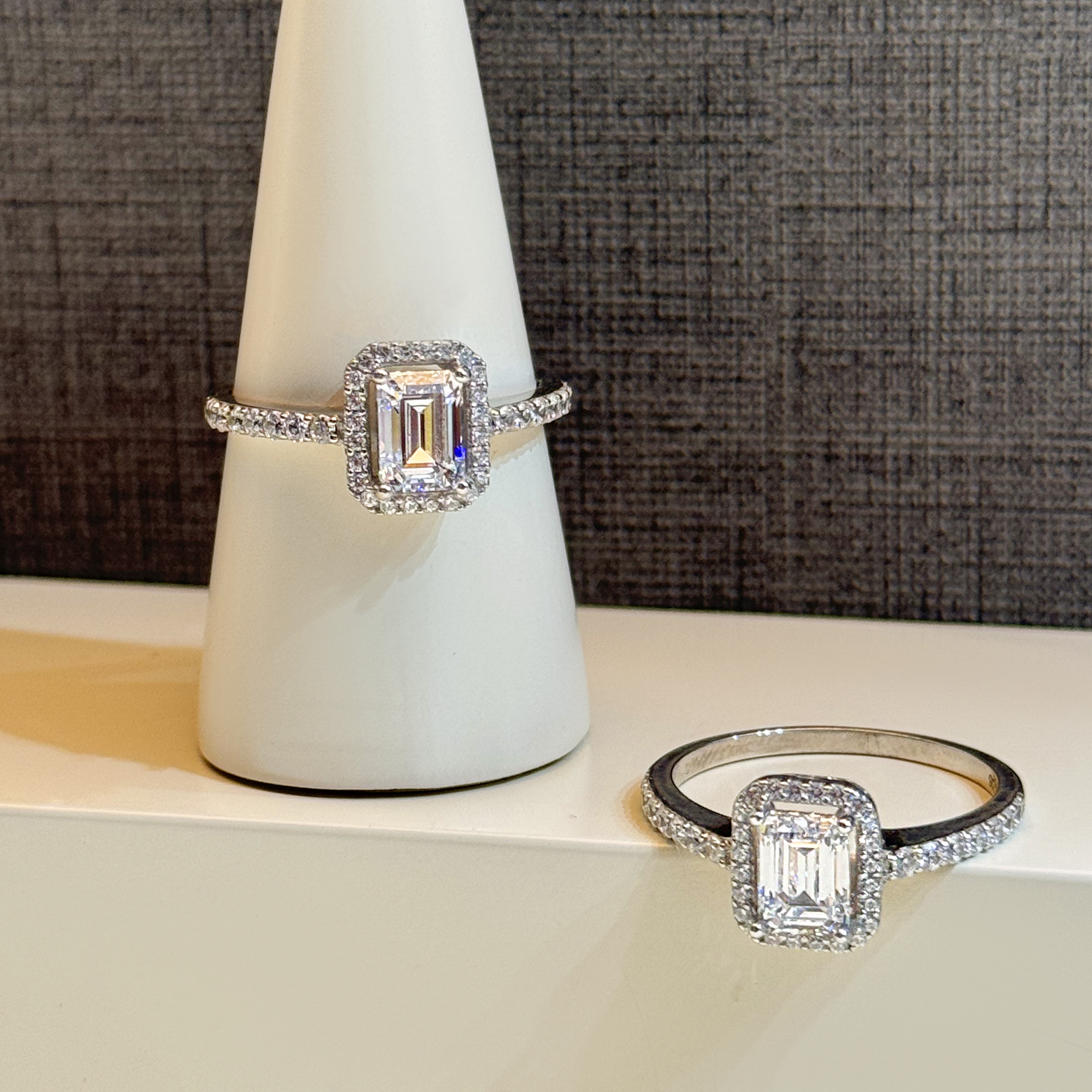 925 Sterling Silver Ring with Swarovski Zircon - (R-0105)