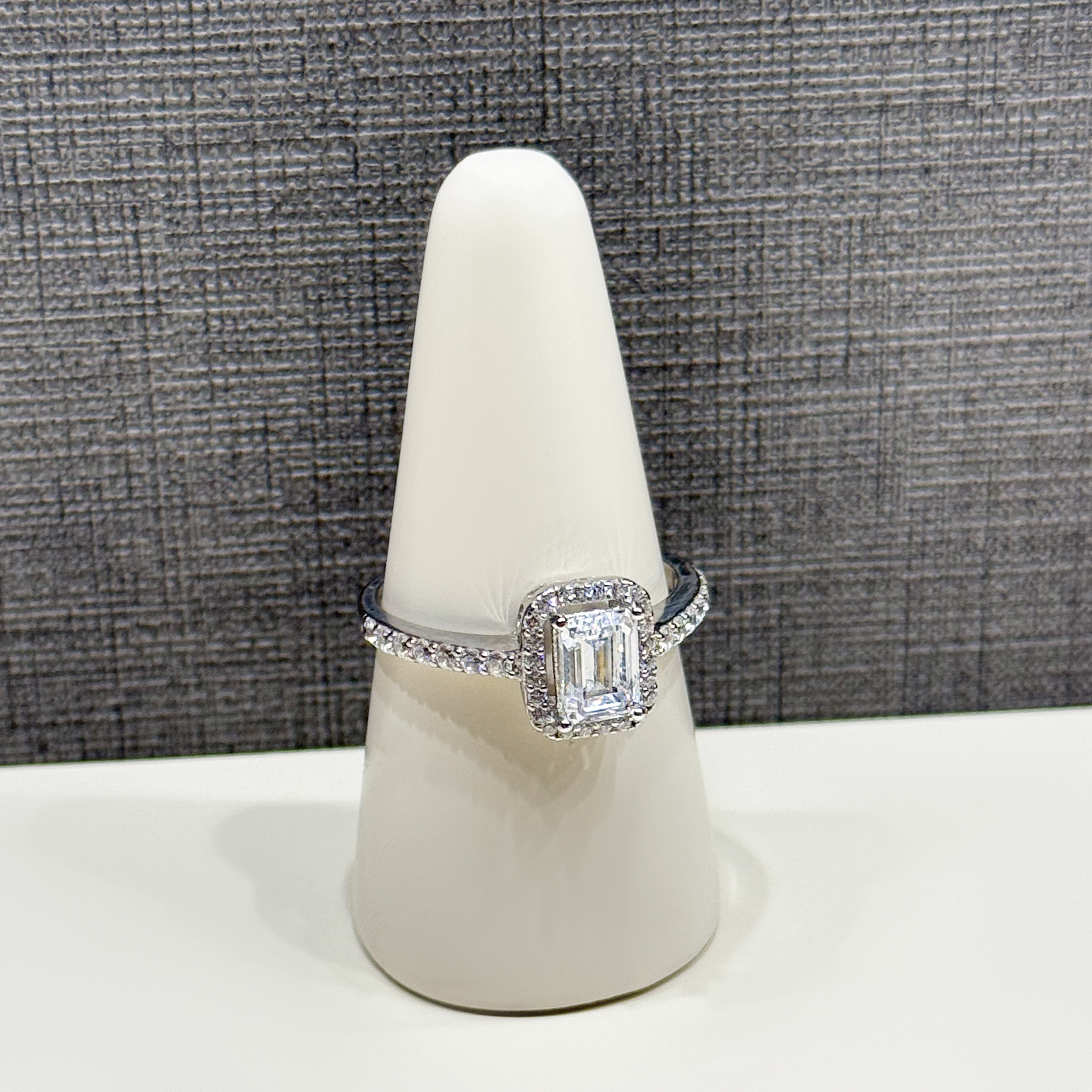 925 Sterling Silver Ring with Swarovski Zircon - (R-0111)