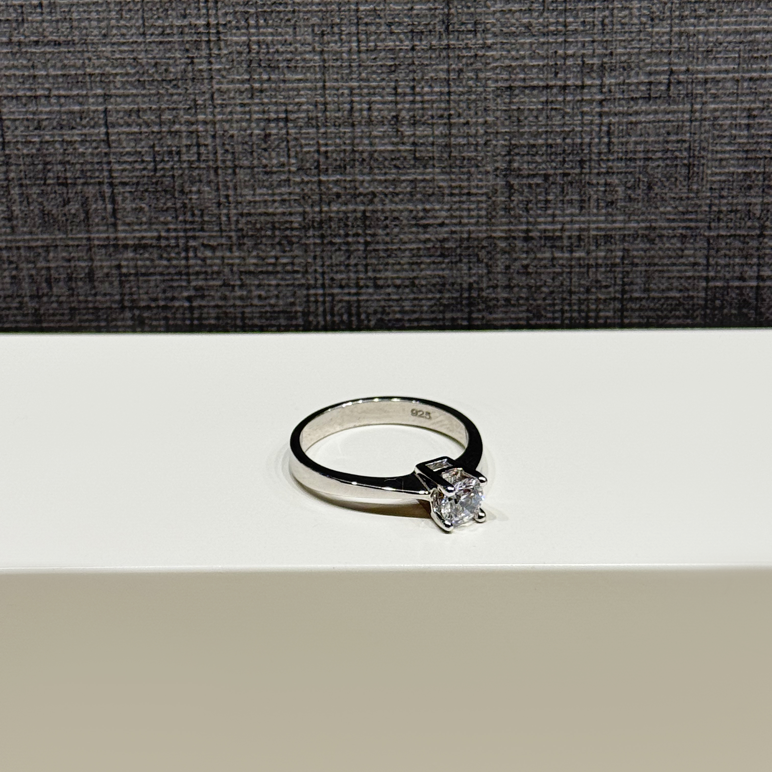 925 Sterling Silver Ring with Swarovski Zircon - (R-0114)