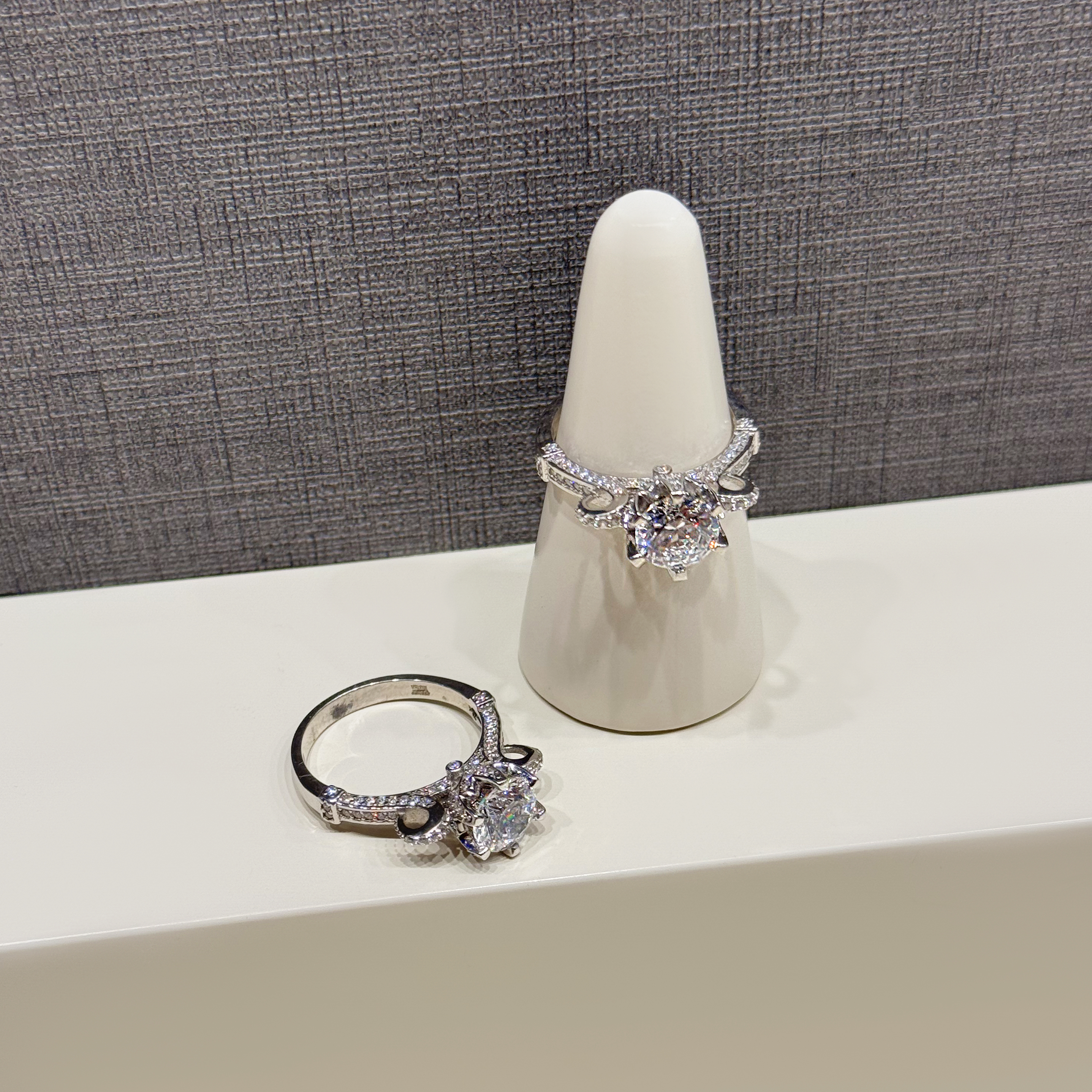 925 sterling silver ring with Swarovski zircon - (R-0126)