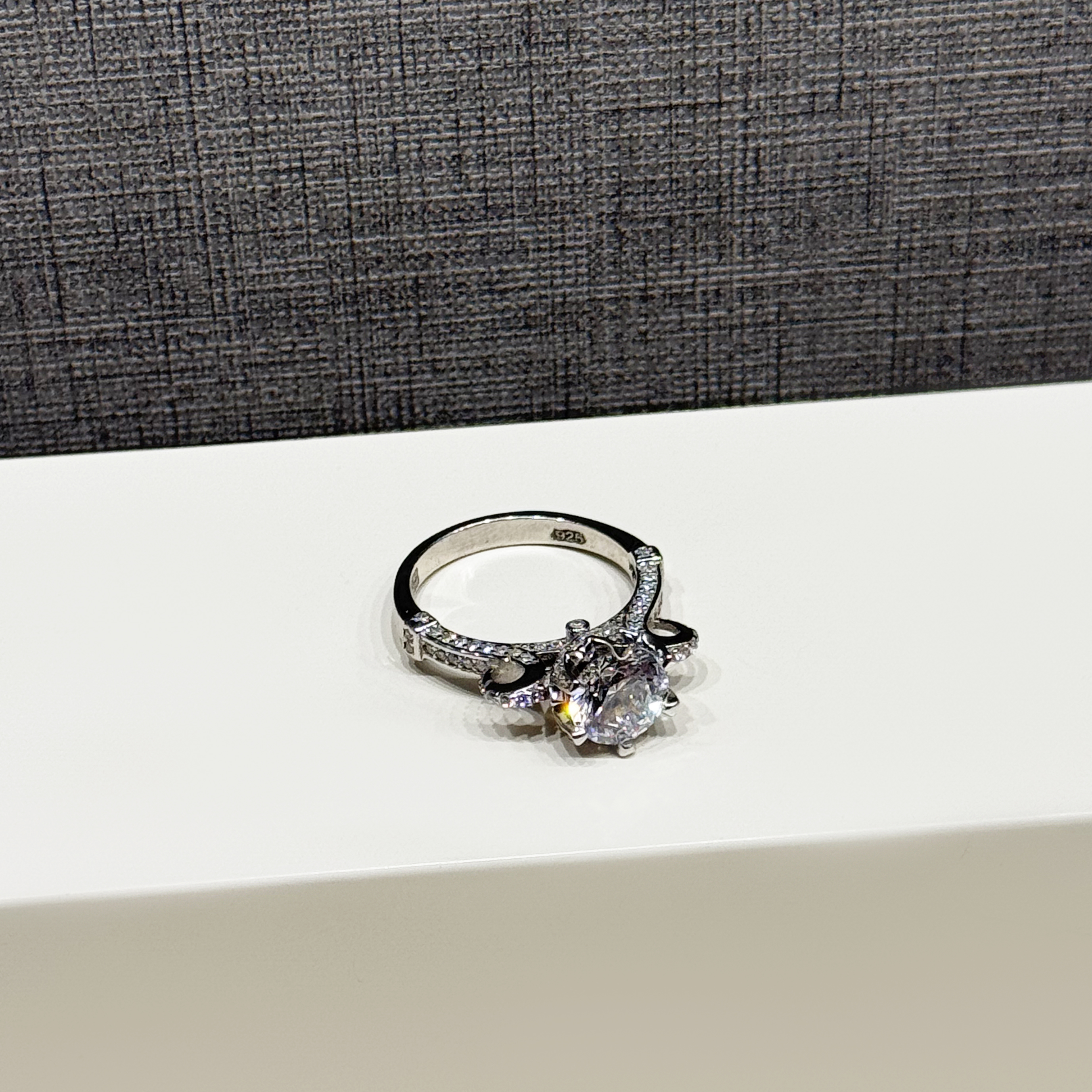 925 sterling silver ring with Swarovski zircon - (R-0128)