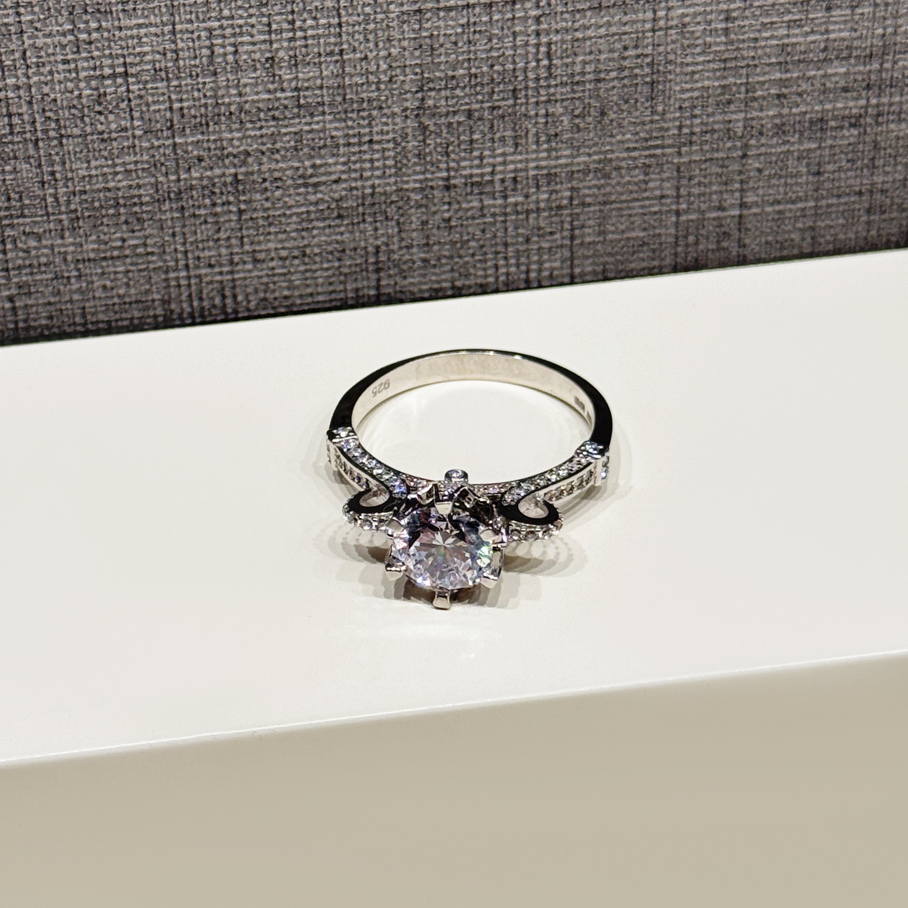 925 sterling silver ring with Swarovski zircon - (R-0136)