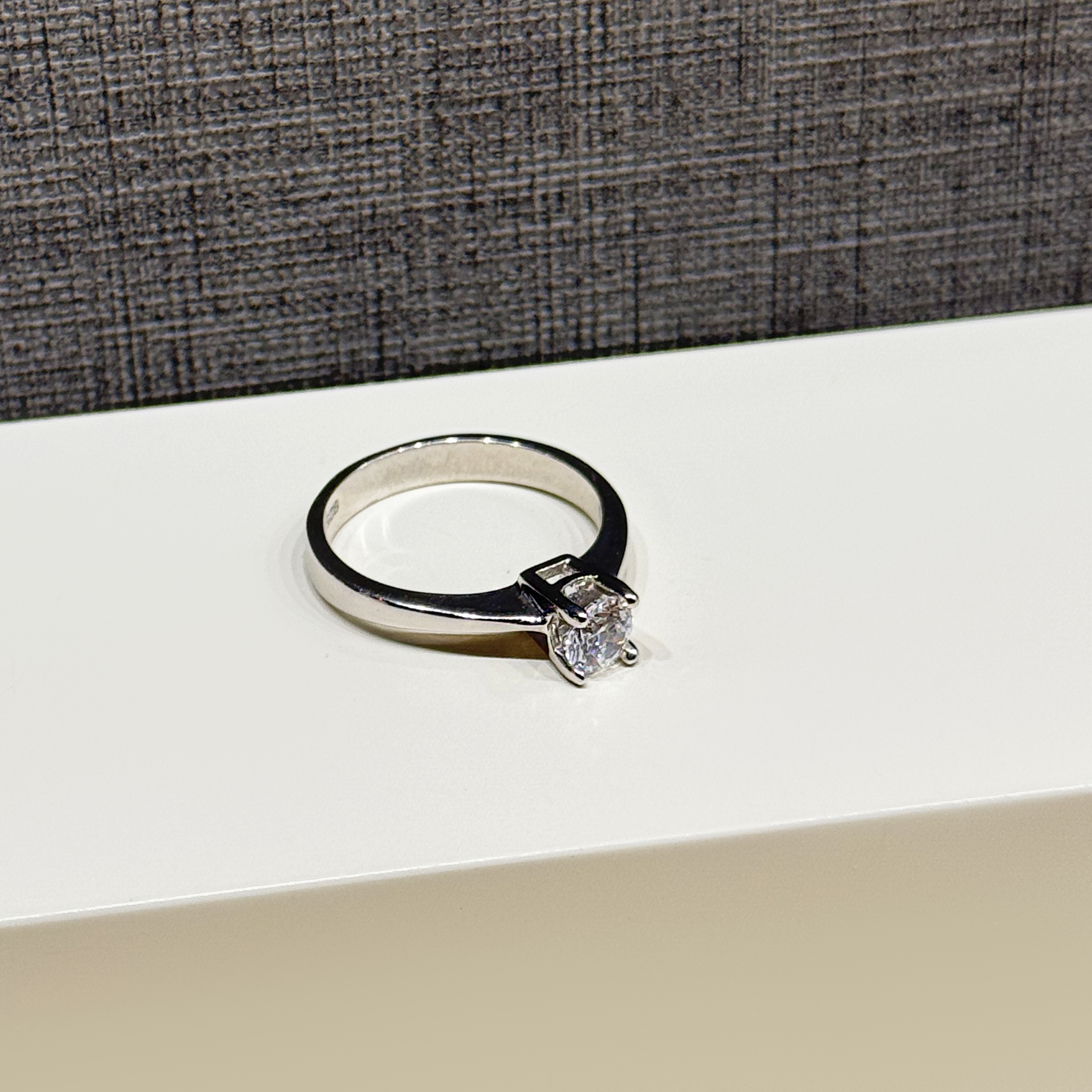 925 sterling silver ring with Swarovski zircon - (R-0168)