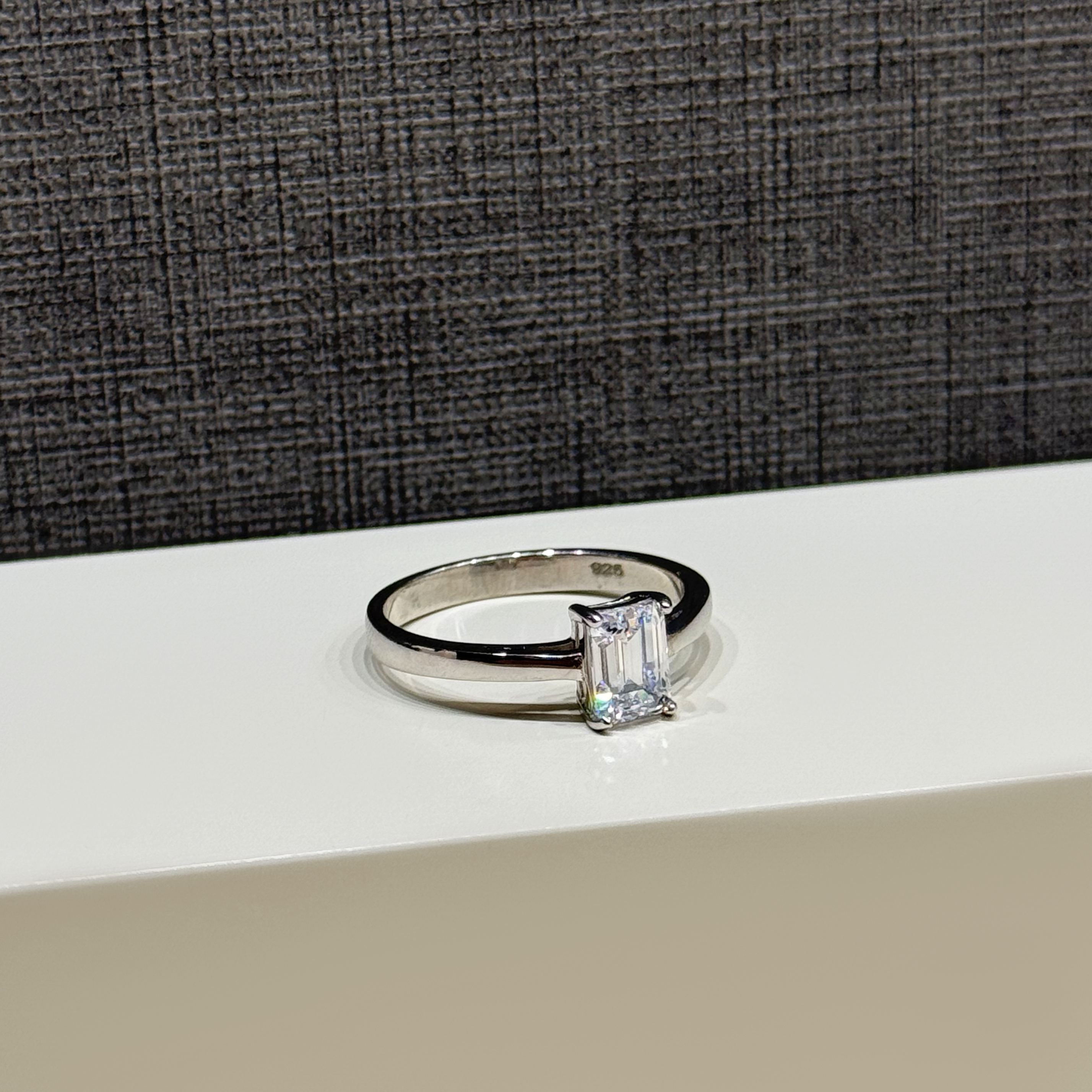 925 sterling silver ring with Swarovski zircon - (R-0179)