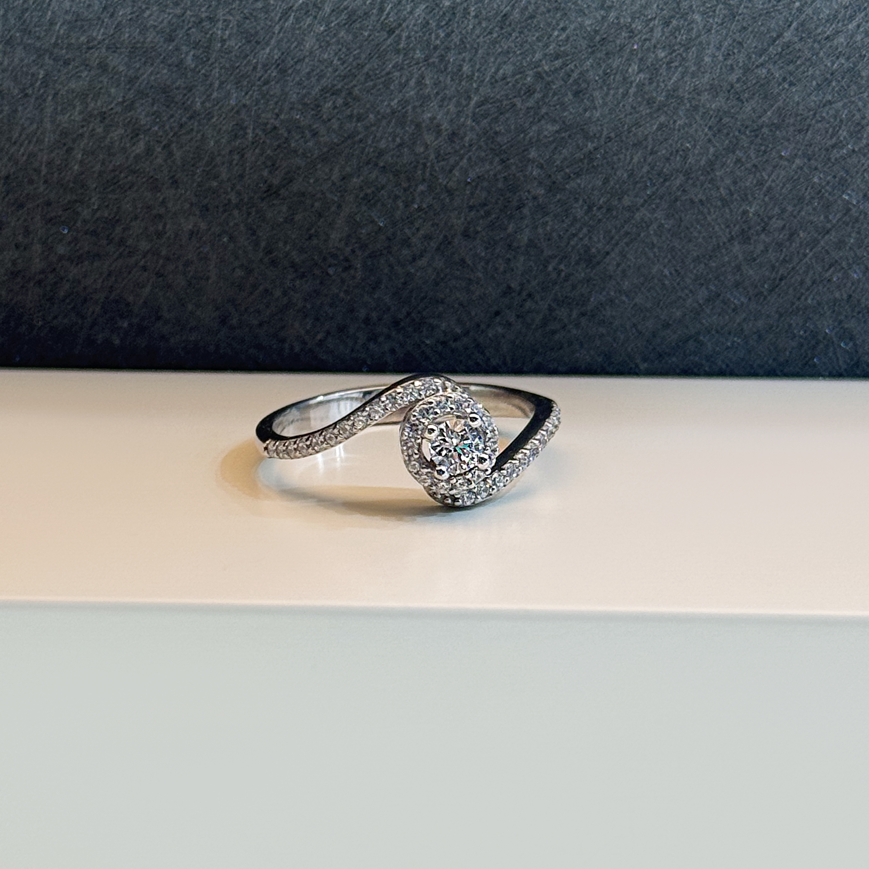 925 Sterling Silver Ring with Swarovski Zircon - (R-0020)