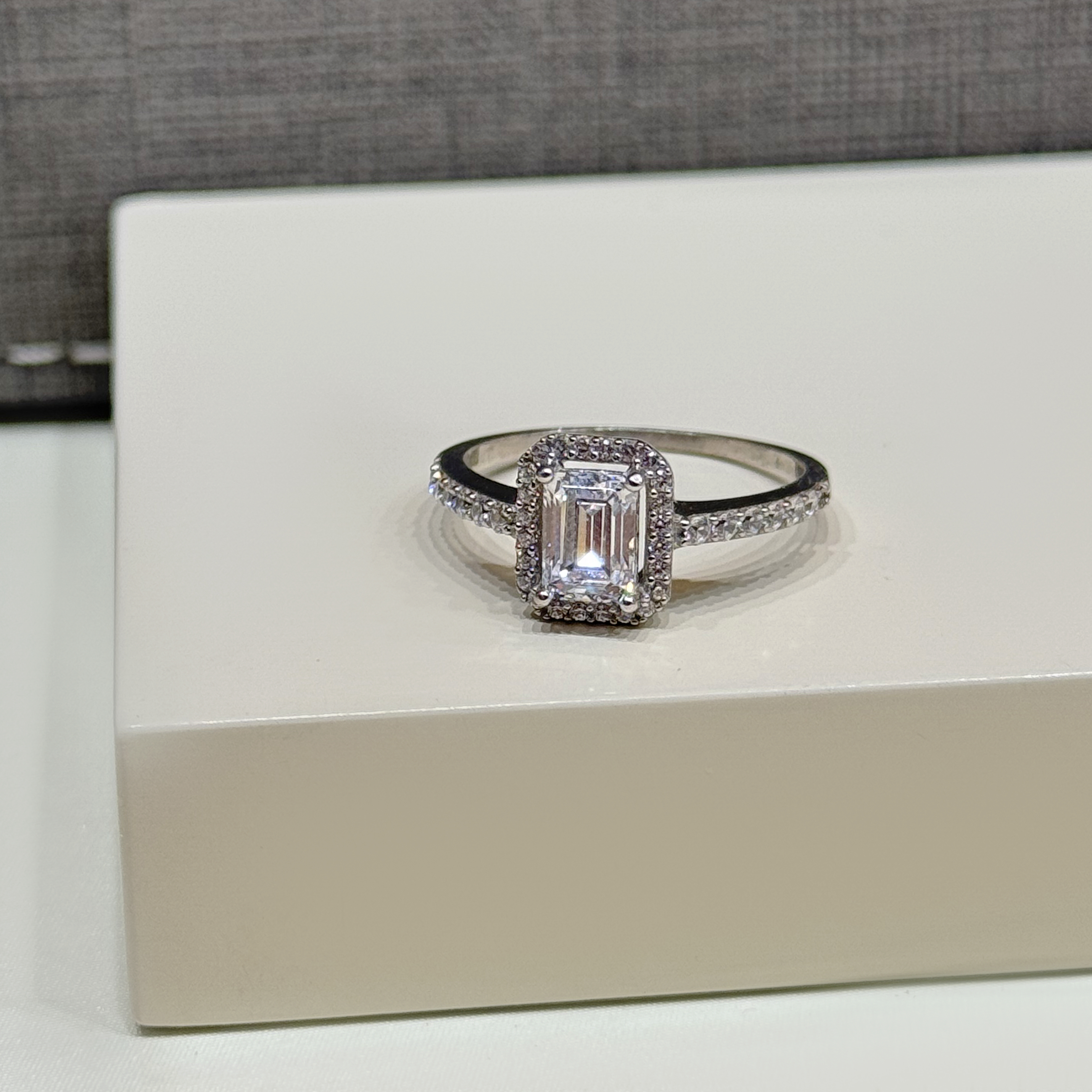 925 sterling silver ring with Swarovski zircon - (R-0200)