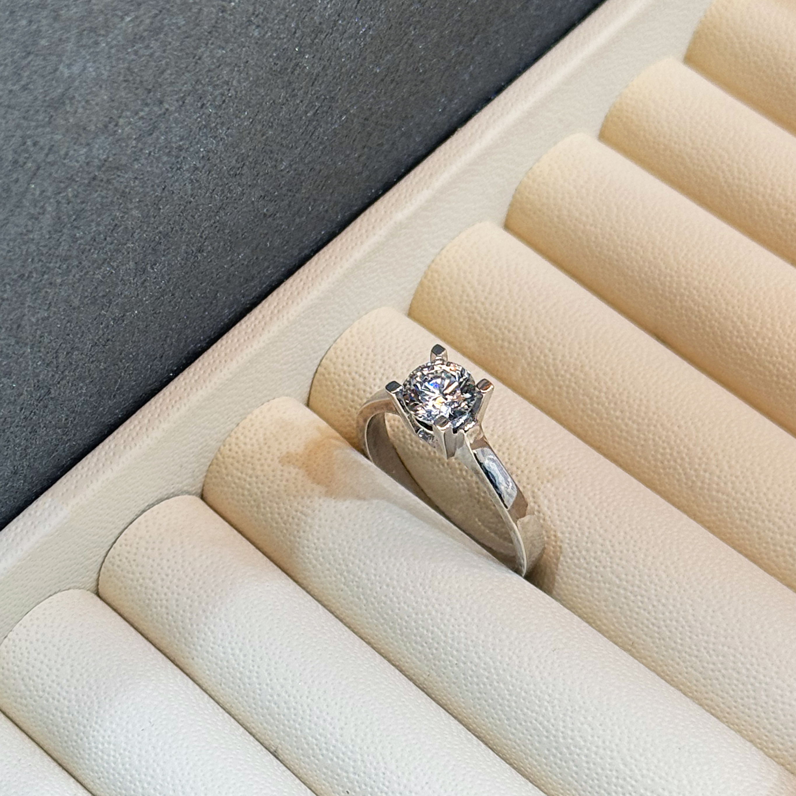 925 sterling silver ring with Swarovski zircon - (R-0271)