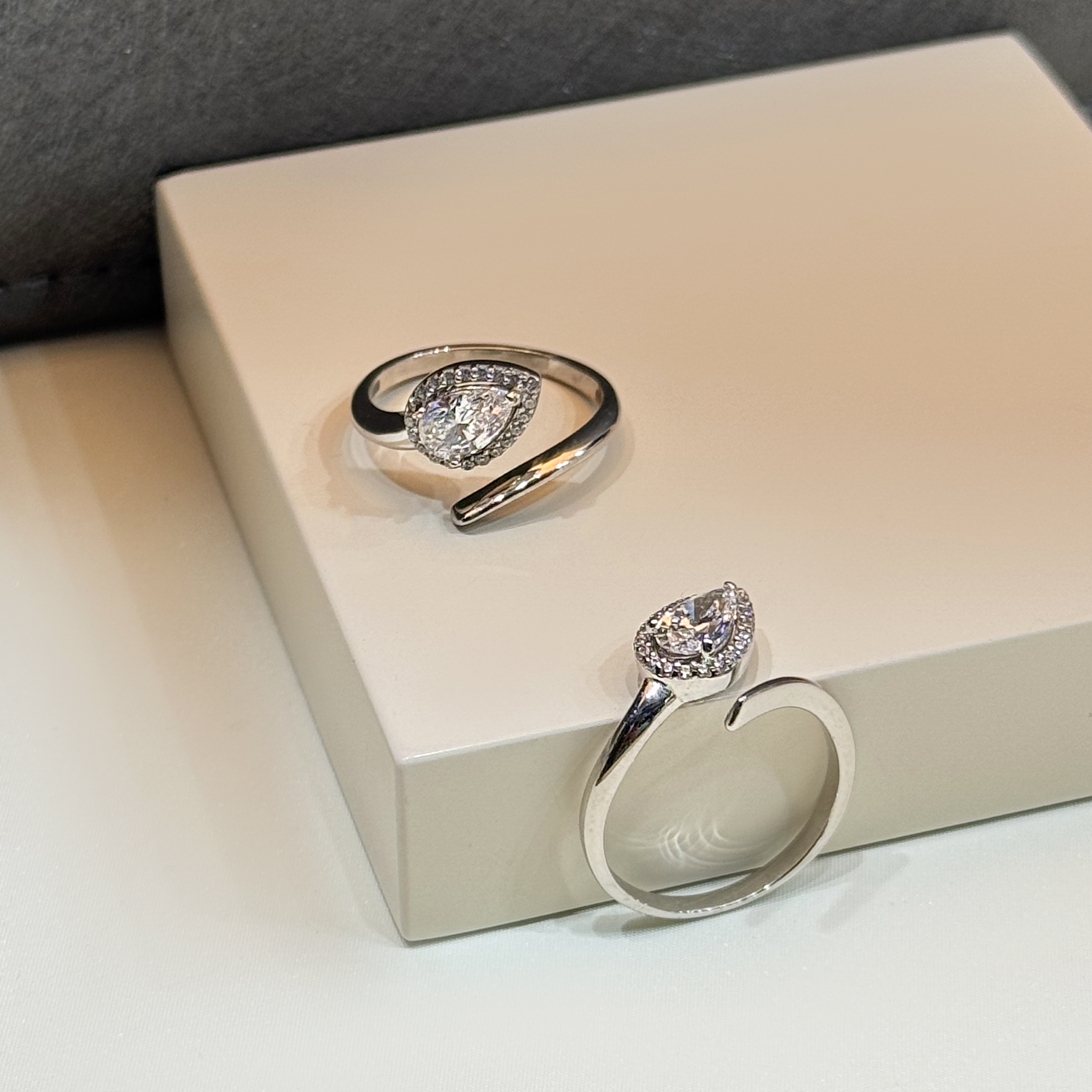 925 Sterling Silver Ring with Swarovski Zircon - (R-0030)