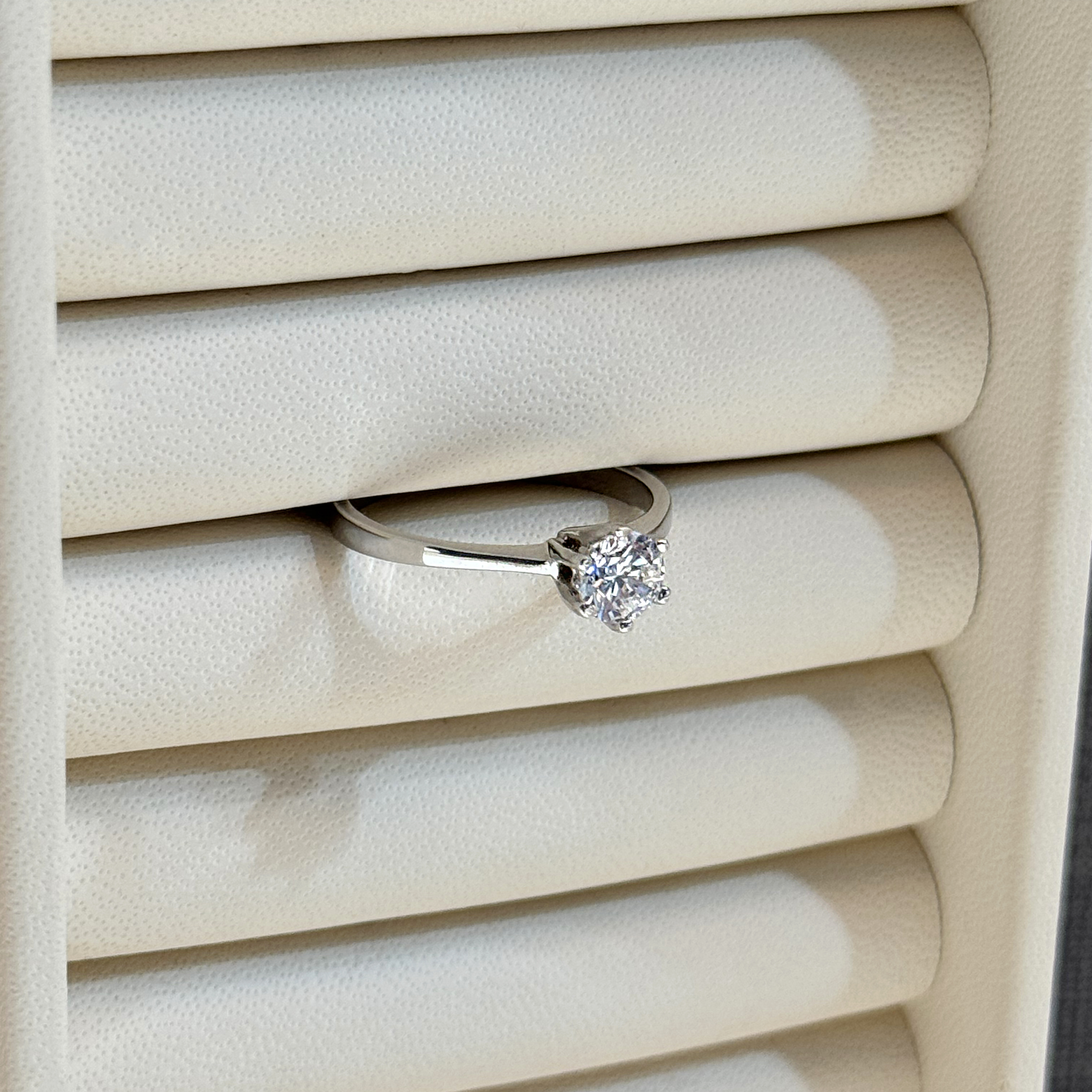 925 Sterling Silver Ring with Swarovski Zircon - (R-0072)