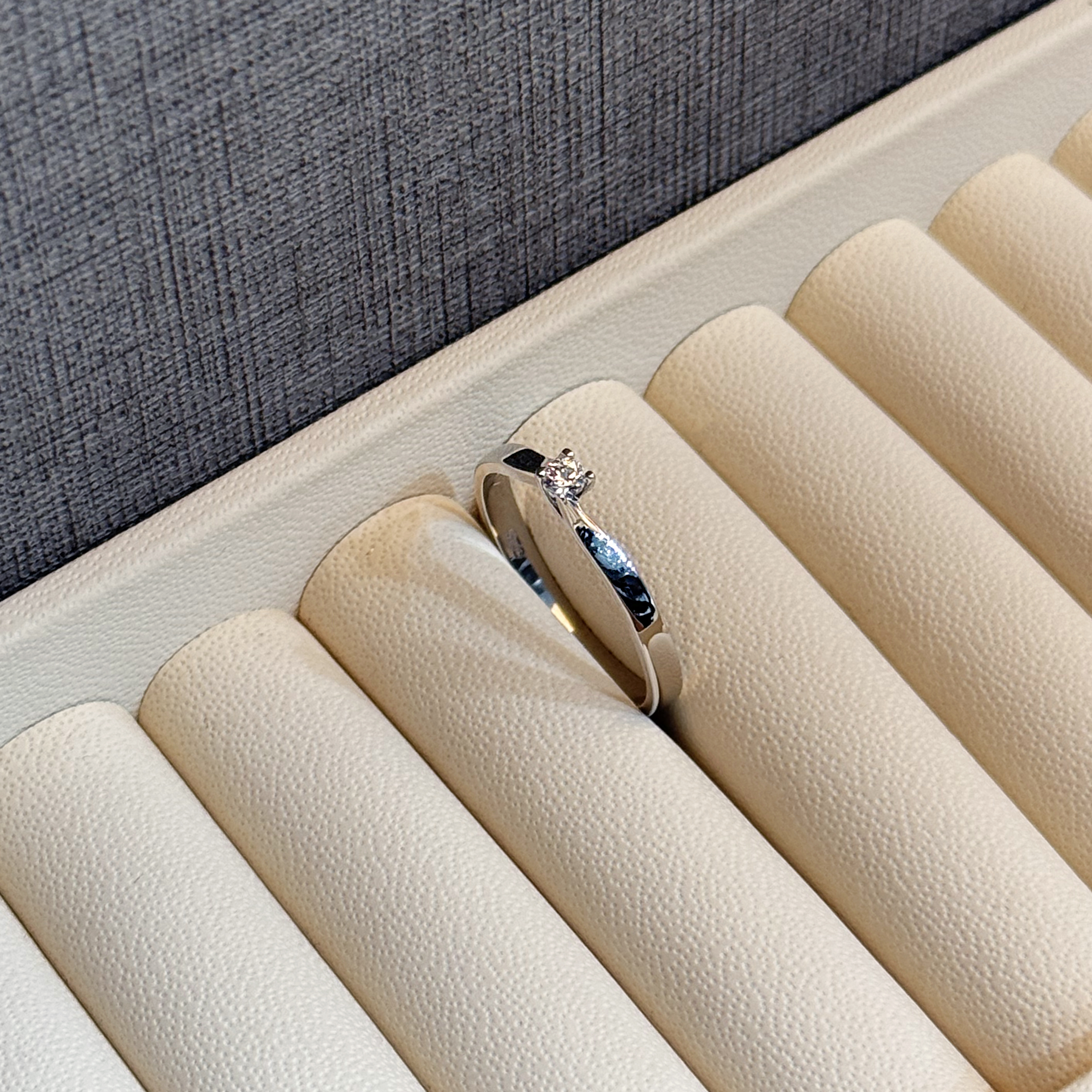 925 Sterling Silver Ring with Swarovski Zircon - (R-0073)