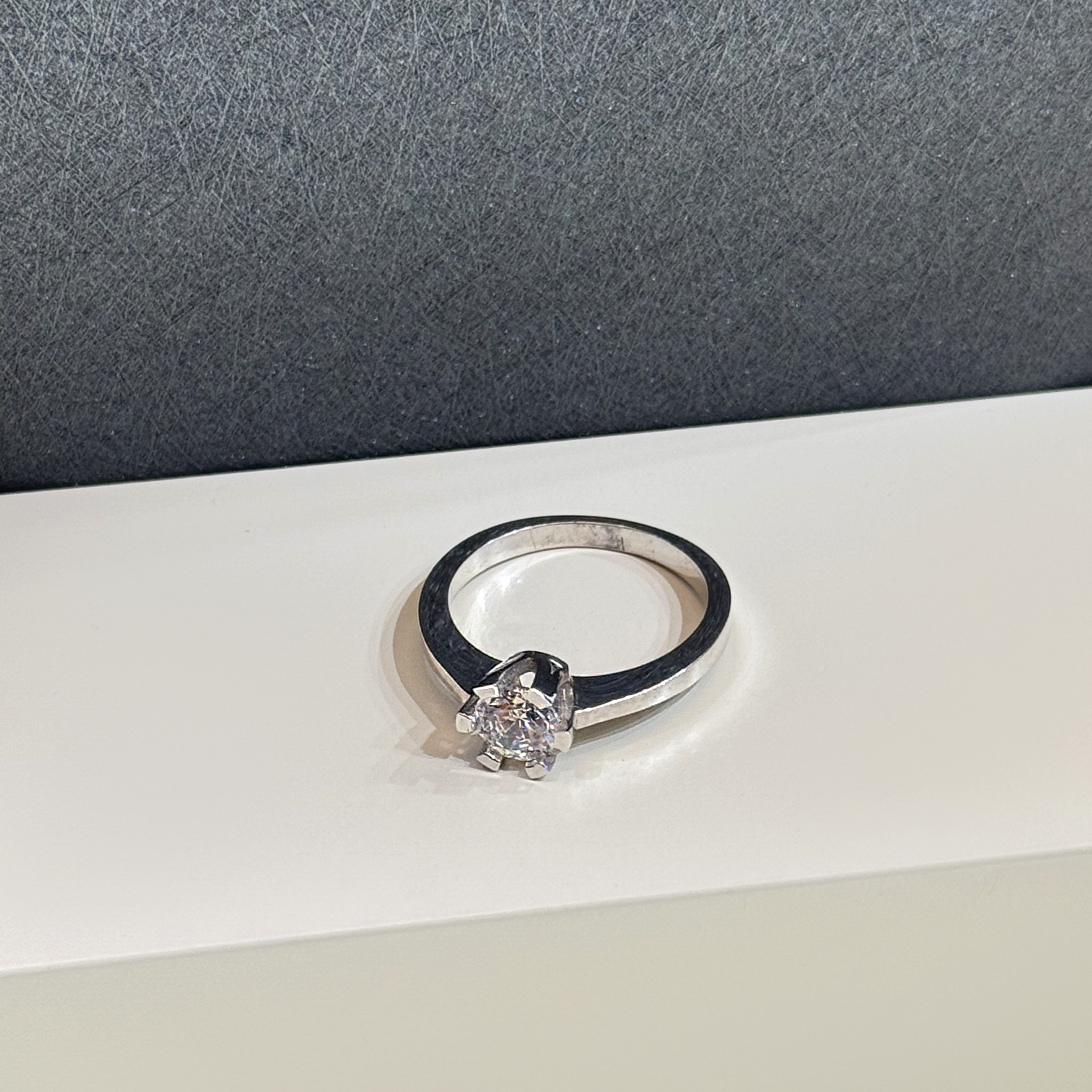 925 Sterling Silver Ring with Swarovski Zircon - (R-0092) 925 Sterling Silver Ring with Swarovski Zircon - (R-0092)