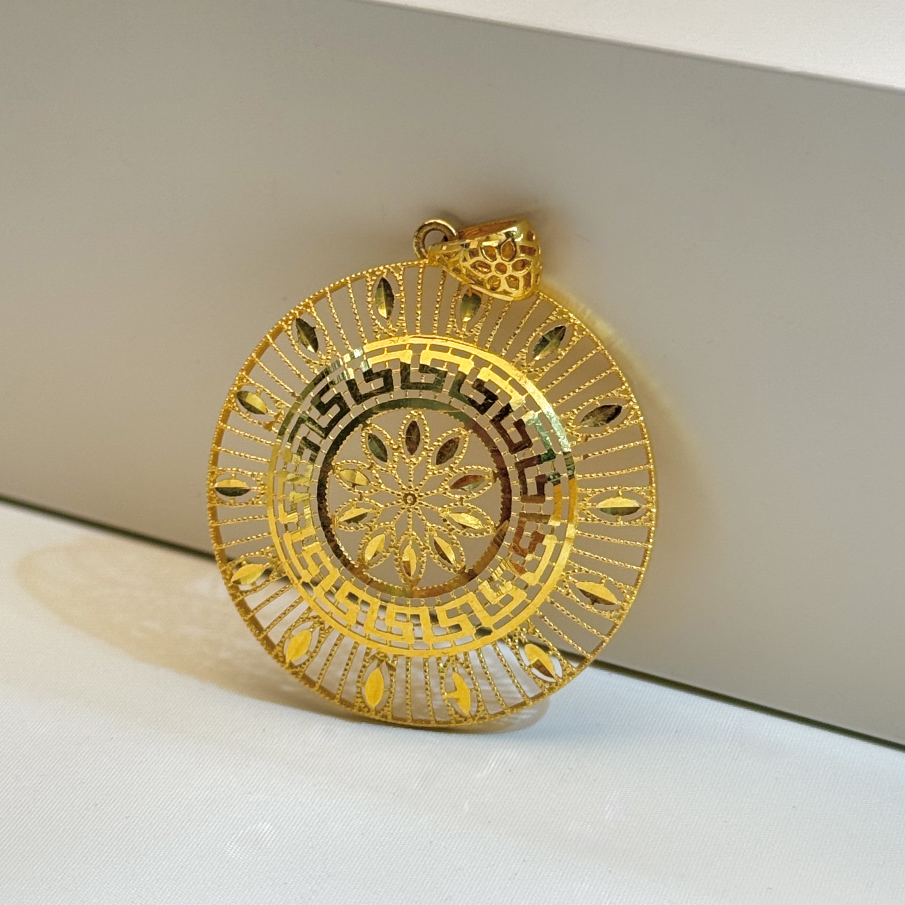 21-karat gold pendant heart, made in the UAE - (S-0022) 21-karat gold pendant heart, made in the UAE - (S-0022)